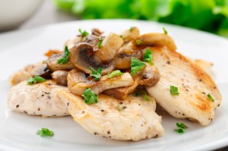 Hähnchen mit Champignons und Oliven
