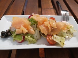 Salat mit Lachs, Radieschen und Oliven