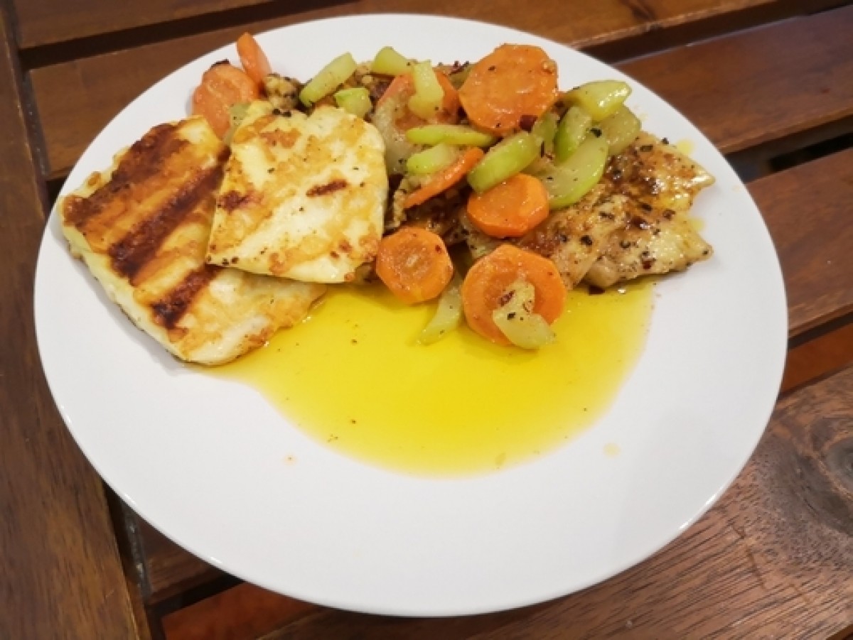 Putenfleisch mit Halloumi-Käse, Zucchini und Möhren