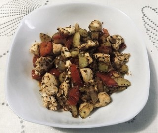 Putenfleisch in Tomaten mit Halloumi-Käse und Zucchini