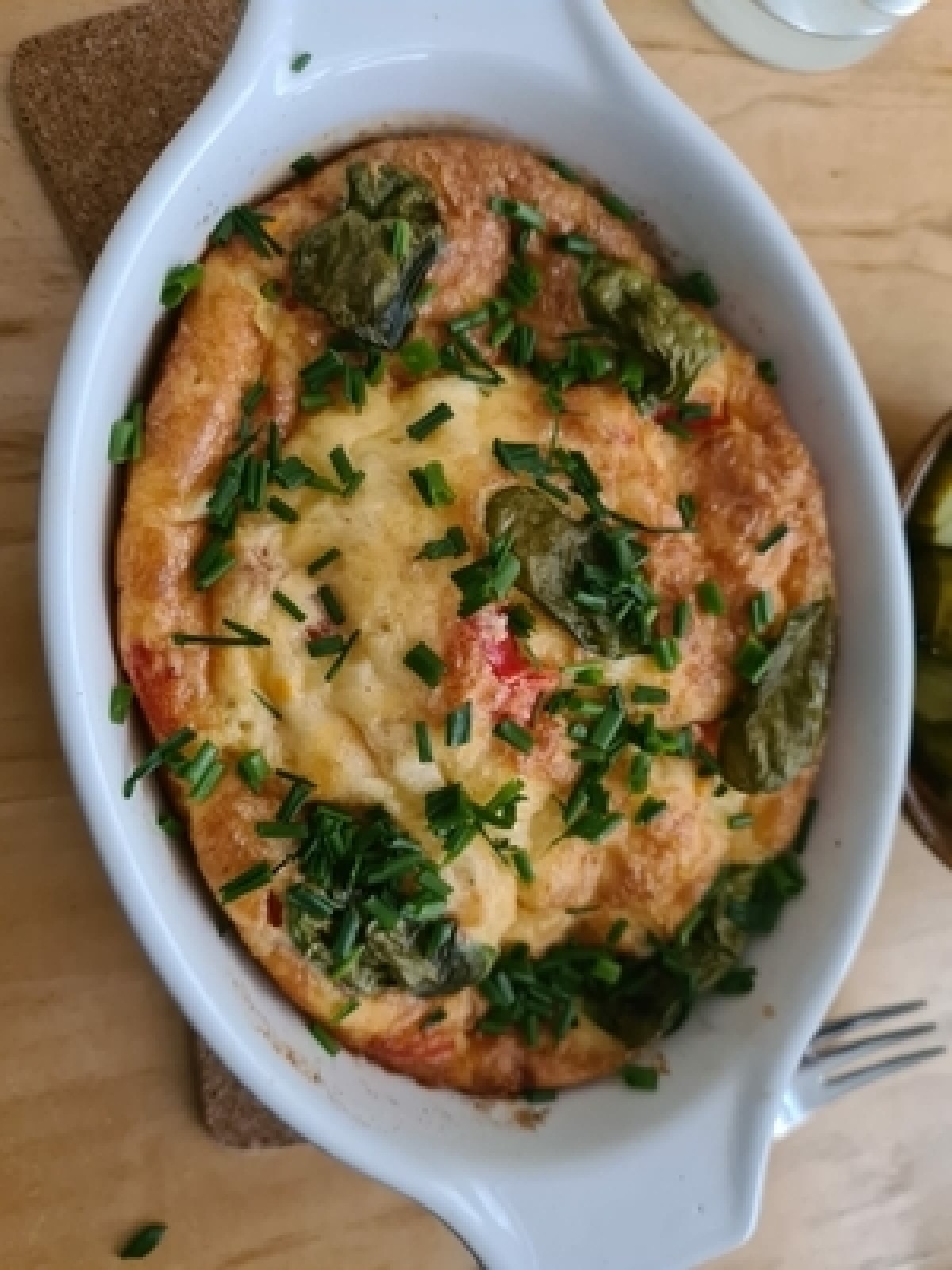 Quiche mit Käse, Paprika und Schnittlauch