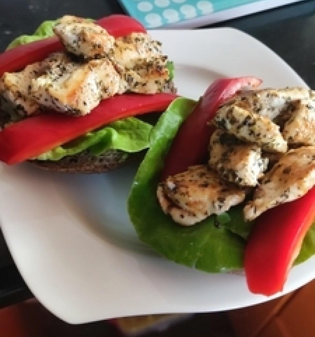 Sandwich mit Hähnchen und Gemüse