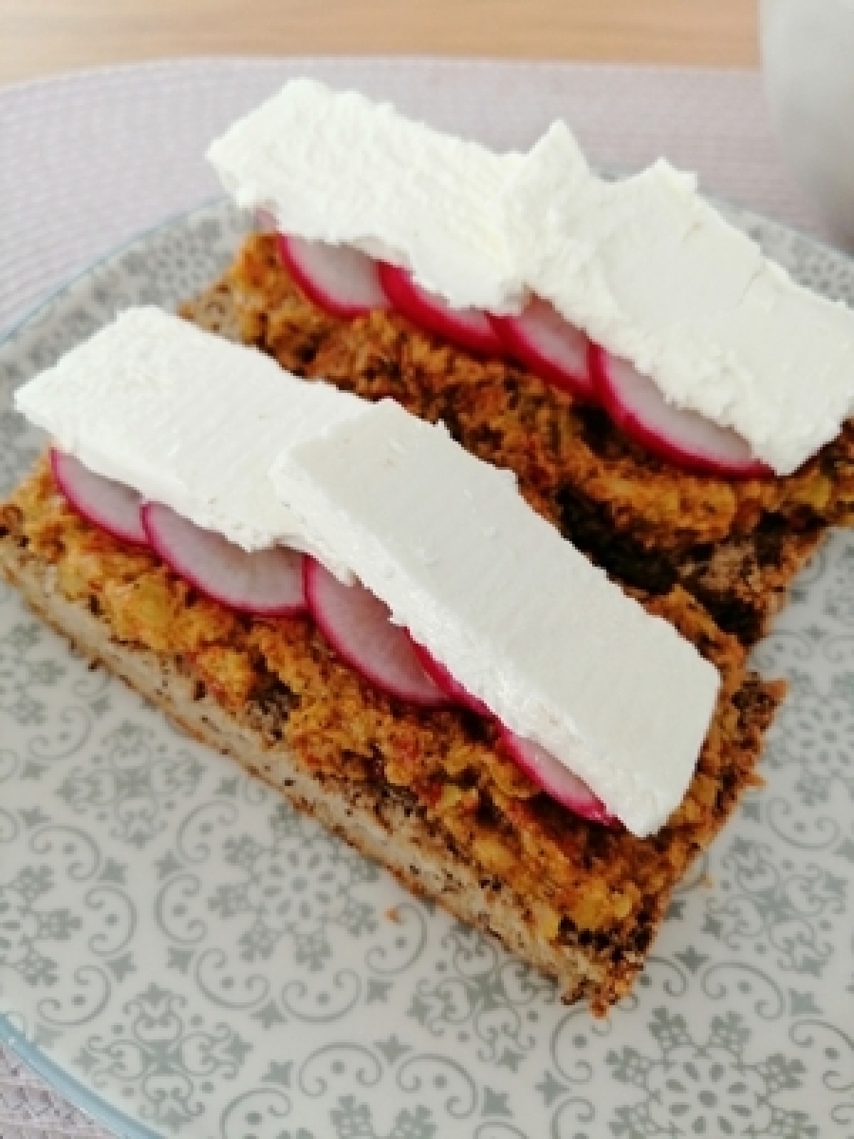 Sandwiches mit Olivenpaste, Feta-Käse und Radieschen