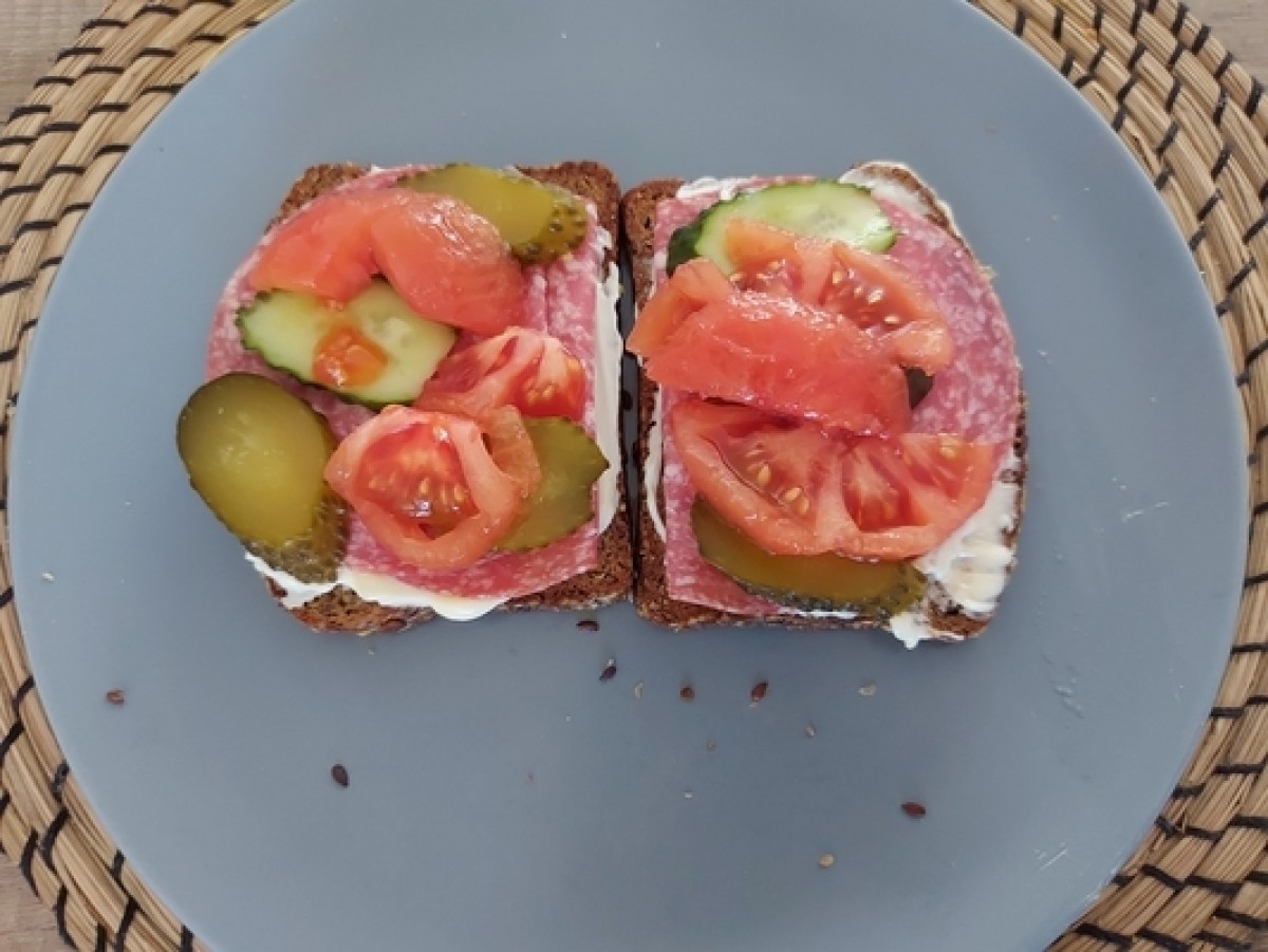 Sandwich mit Mayonnaise, Salami, Tomate und saurer Gurke