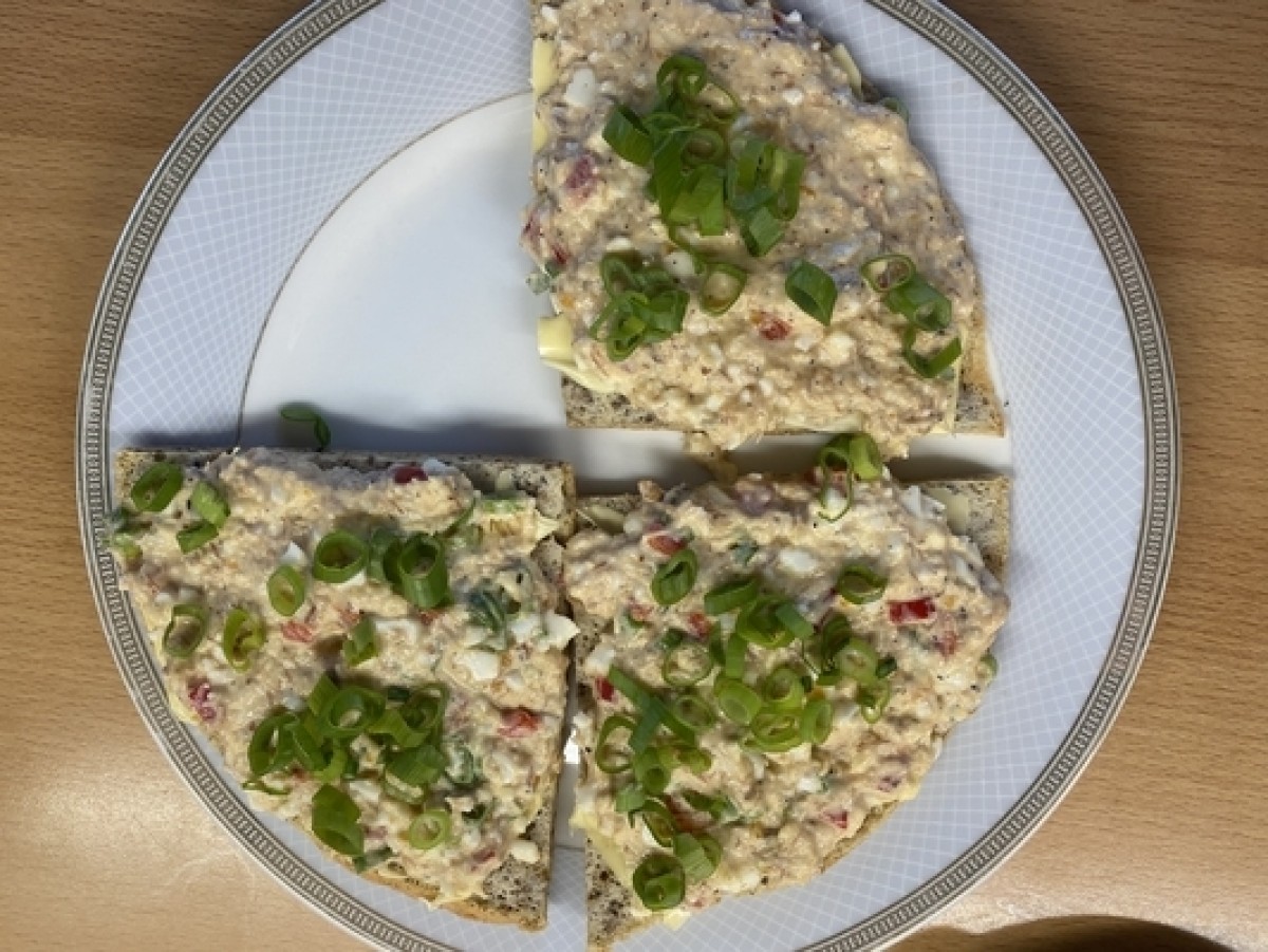 Sandwiches mit Ei-Thunfisch-Paste, Paprika und Radieschen