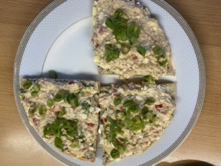 Sandwiches mit Ei-Thunfisch-Paste, Paprika und Radieschen