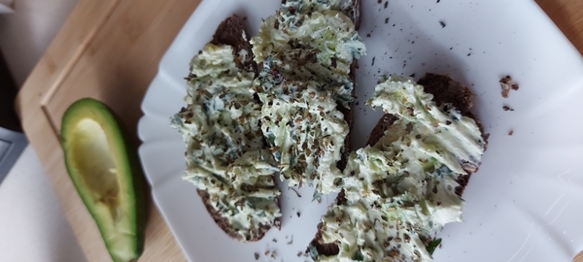 Sandwiches mit Avocado-Feta-Paste