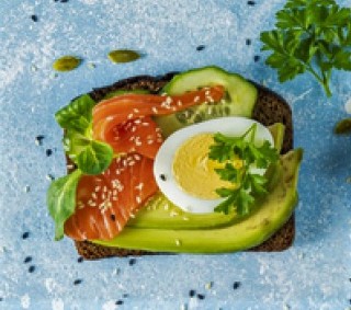 Sandwiches mit Ei, Räucherlachs und Salat