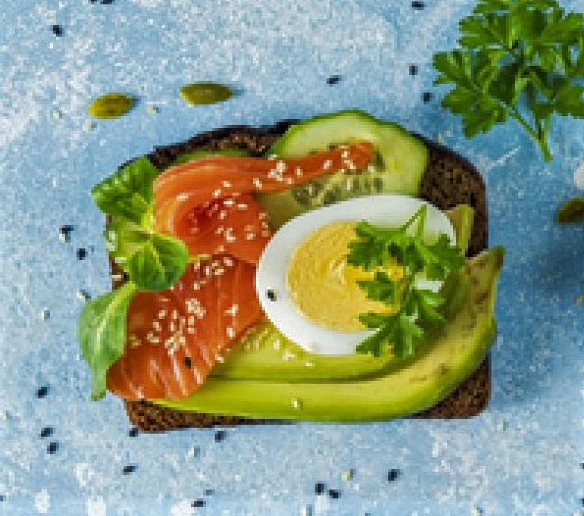 Sandwiches mit Ei, Räucherlachs und Salat