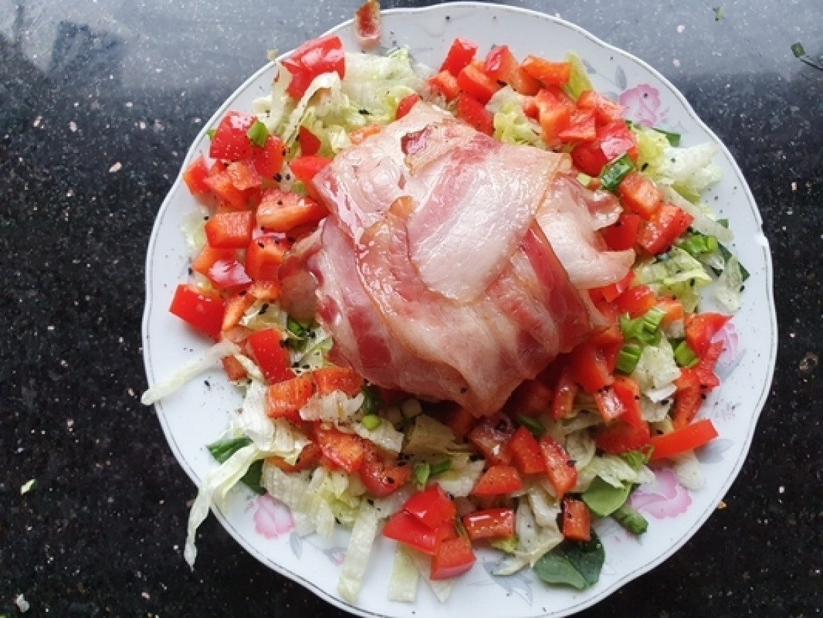 Camembert im Speckmantel mit Tomatensalat