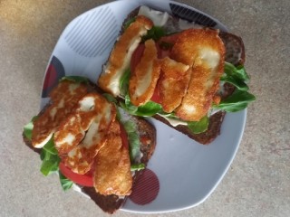 Sandwich mit Halloumi-Käse, Salat und Tomate