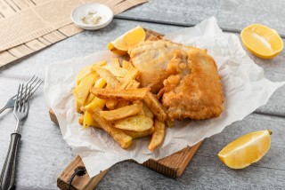 Pesce fritto con patatine (Fish and chips)