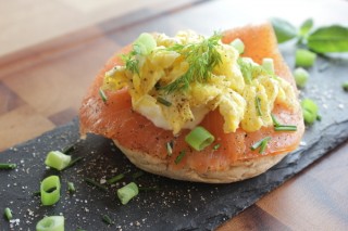 Sandwiches mit Rührei und Räucherlachs