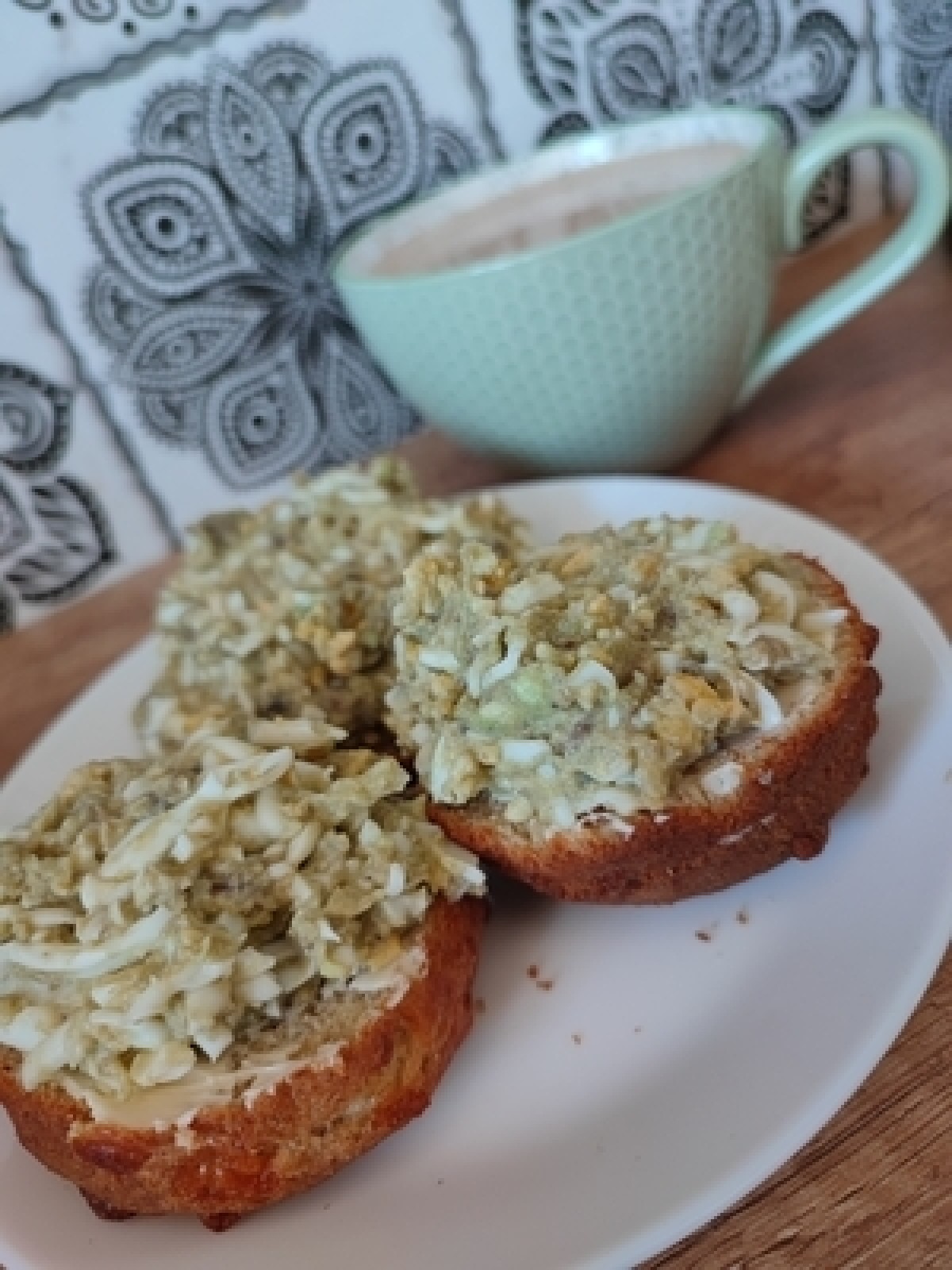 Avocado paste sandwiches with egg