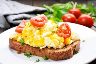 Scrambled egg and tomato sandwiches