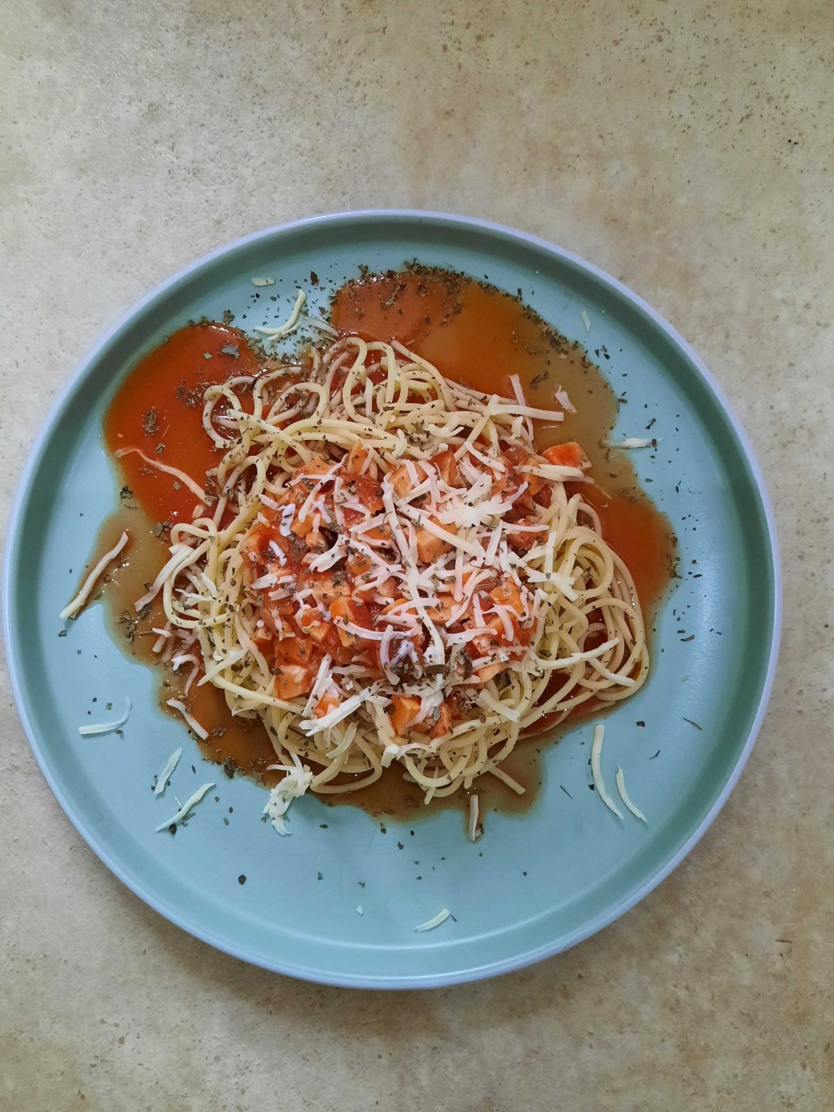 Spaghetti mit Tomatensauce, Reibekäse und Basilikum