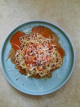 Spaghetti mit Tomatensauce, Reibekäse und Basilikum