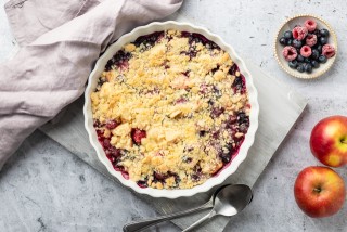 Crujiente con frutas del bosque