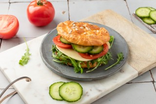 Emparedado de queso keto, tomate y pepino