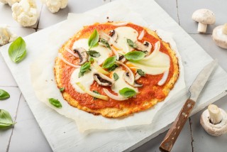 Pizza keto con champiñones y cebolla