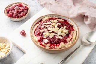 Bananen havermoutpap met frambozensaus en amandelen