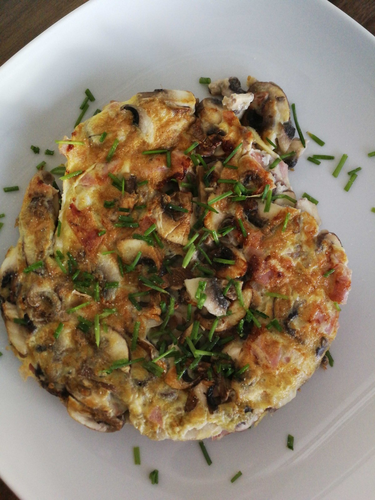 Omelette au jambon et aux champignons de Paris