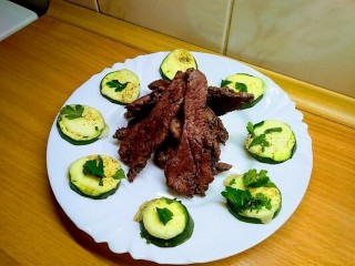 Gestoofde kalkoen in rode wijn met gebakken courgette