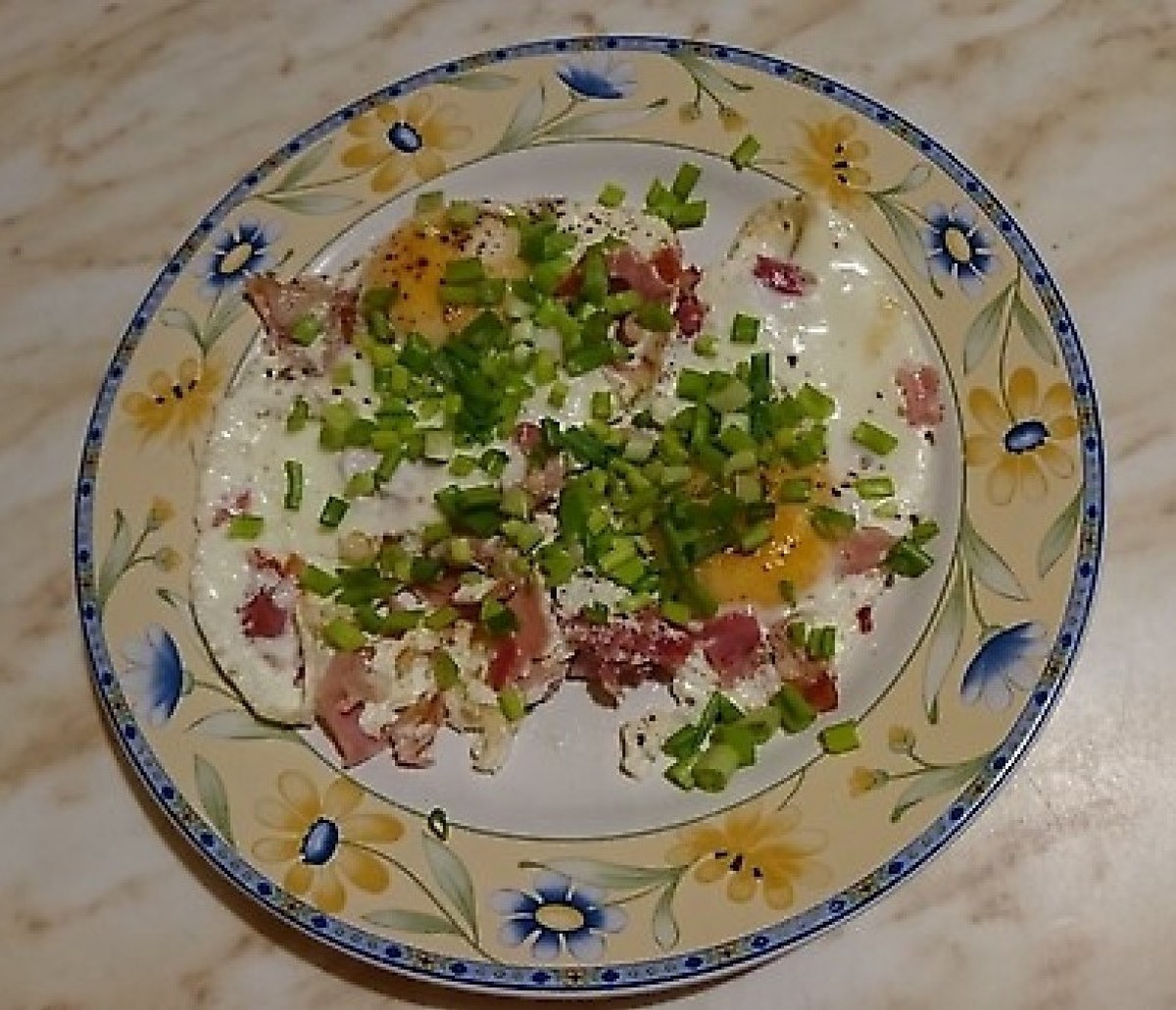Œufs au plat au jambon de Parme et à la ciboulette