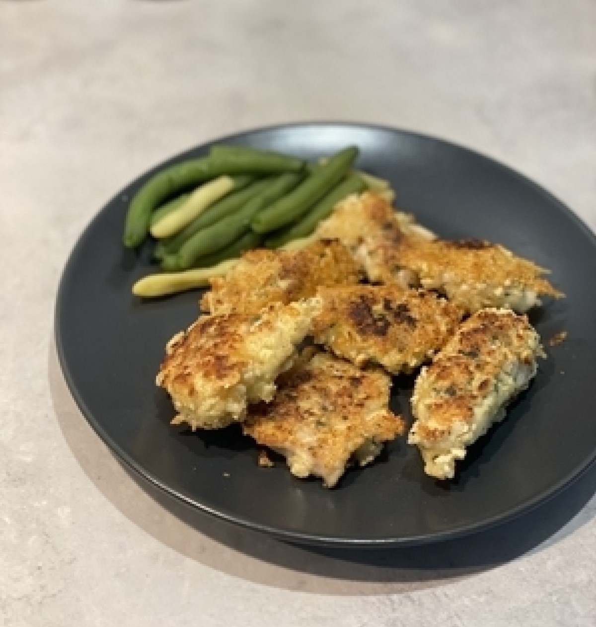 Dinde panée au fromage accompagnée de haricots verts