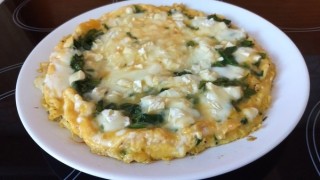 Omelet met spinazie en blauwe kaas