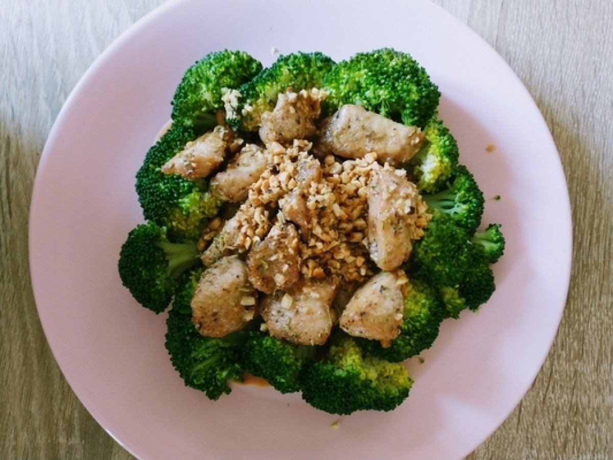 Dinde à la sauce aux noix accompagnée de brocolis