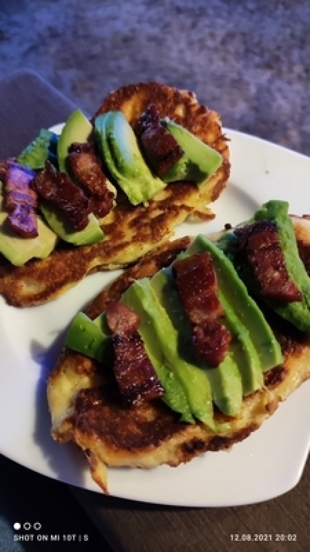 Kaaswafels met spek en avocado
