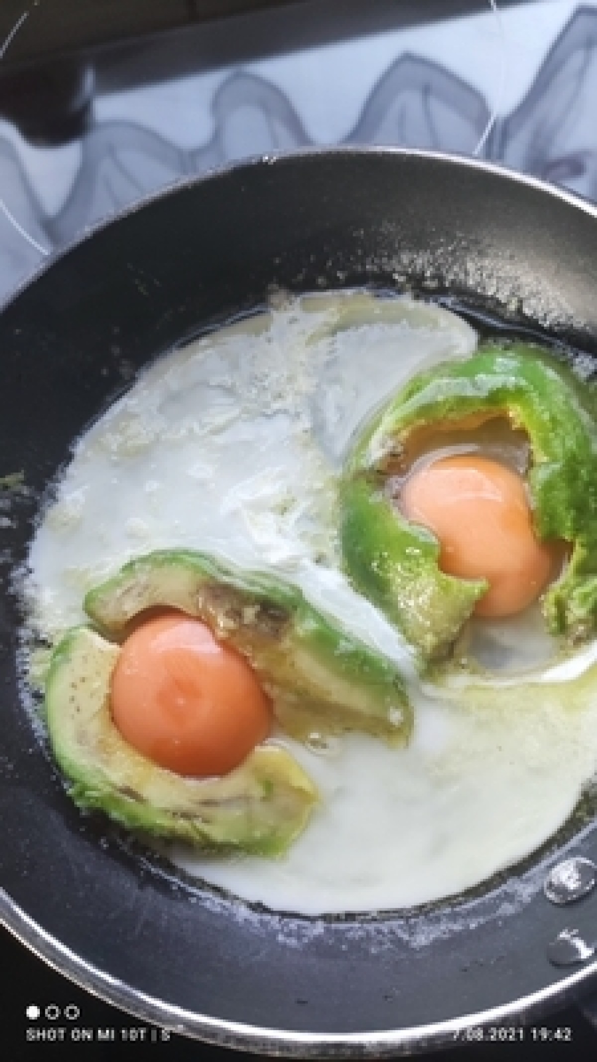 Œuf au plat accompagné d’avocat