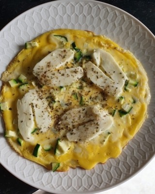 Omelet met halloumi-kaas en courgette
