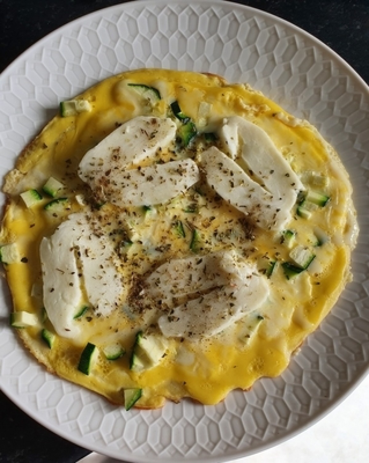 Omelet met halloumi-kaas en courgette