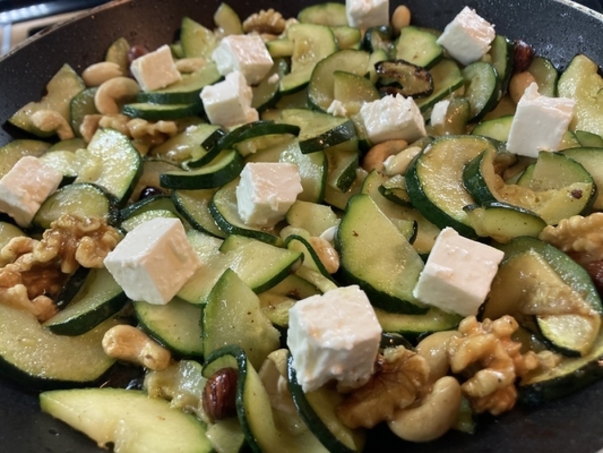 Gebakken courgette met halloumi-kaas en cashewnoten