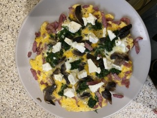 Omelet met fetakaas, spek, spinazie en champignons