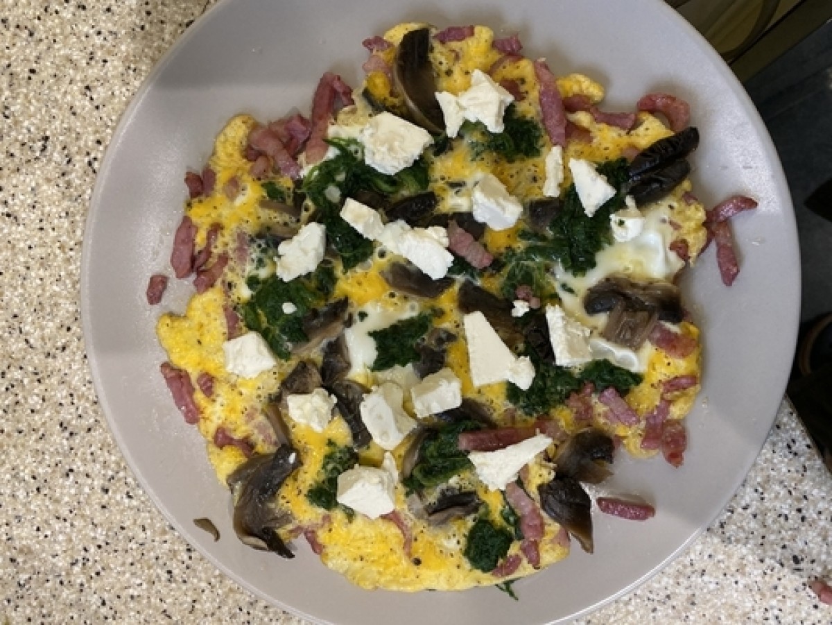 Omelet met fetakaas, spek, spinazie en champignons