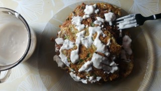 Kaas-champignons pannenkoekjes met knoflooksaus