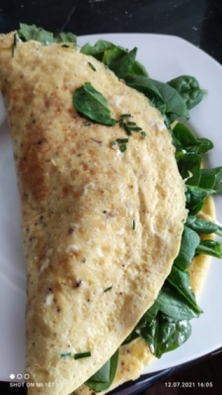 Omelet met spinazie, bieslook en fetakaas
