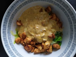 Kip met courgette noedels en roomkaassaus