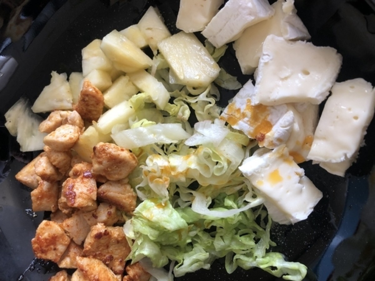 Salade met kip, ananas en camembert