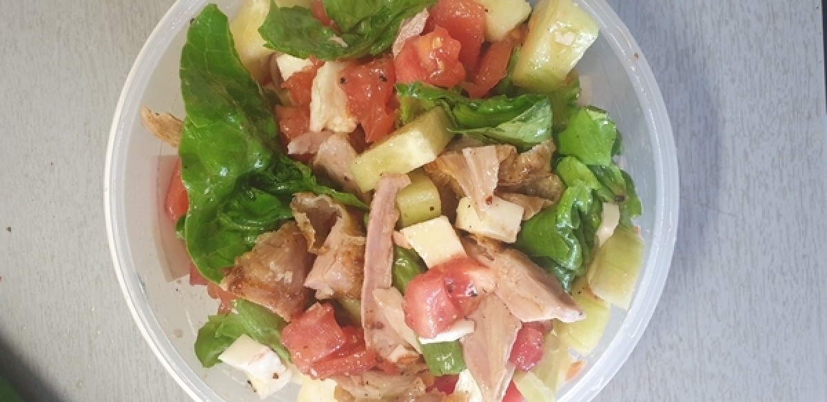 Salade met kip en halloumi-kaas