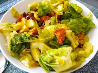 Salade met kip, komkommer en amandelen