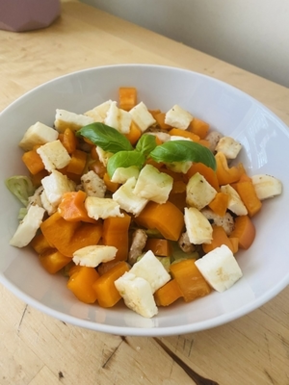 Salade met zalm, paprika en halloumi-kaas