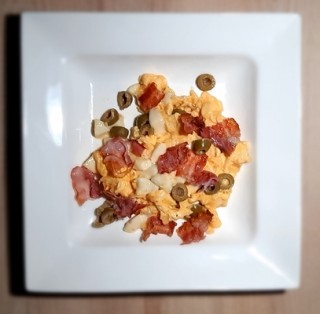 Roerei met spek, mozzarella en olijven