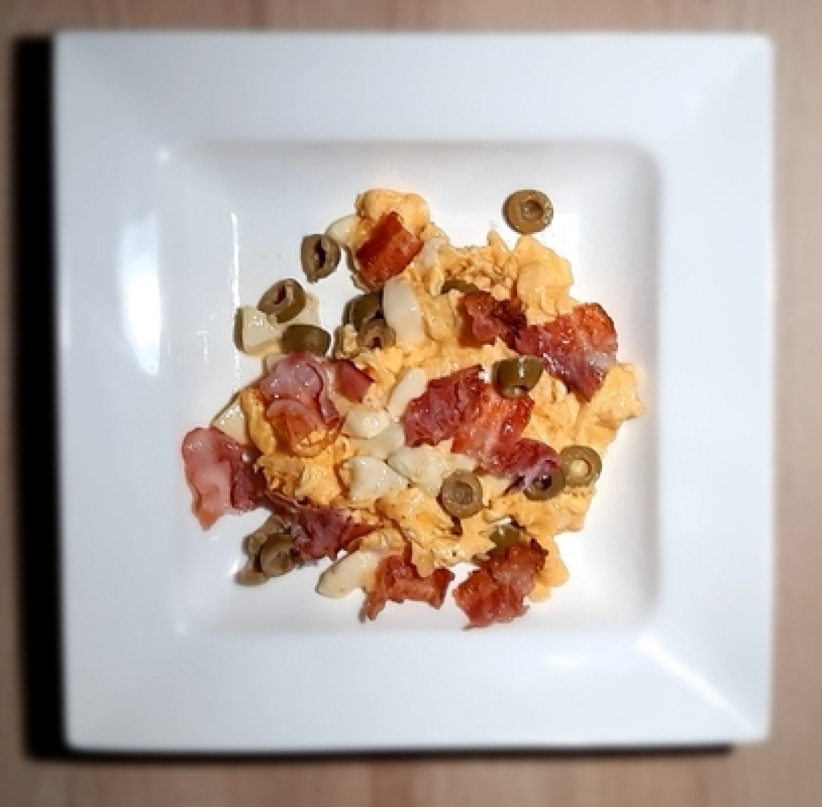 Roerei met spek, mozzarella en olijven