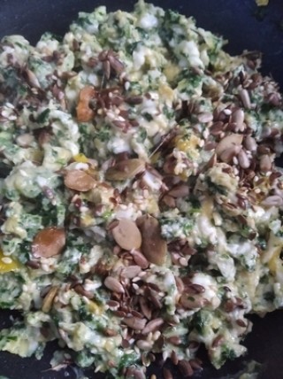 Roerei met pompoenpitten, mozzarella en spinazie