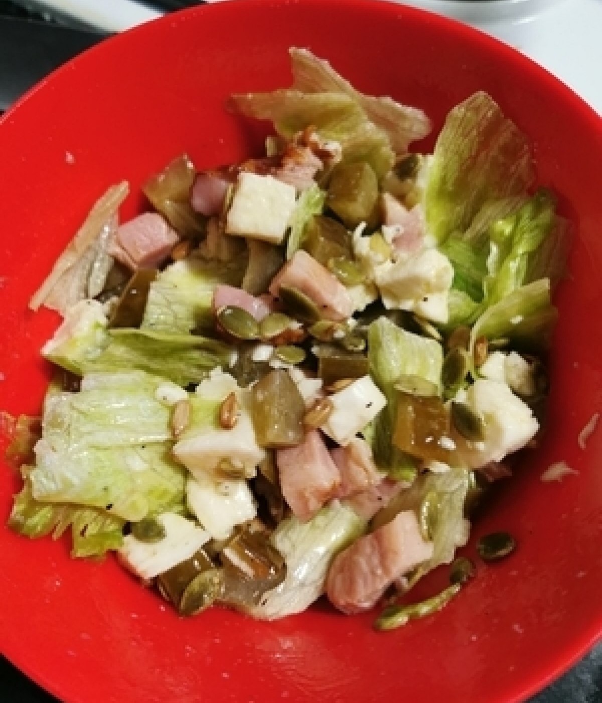 Salade met mozzarella, spek, komkommer en pompoenpitten
