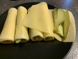 Rolletjes met kaas en avocado